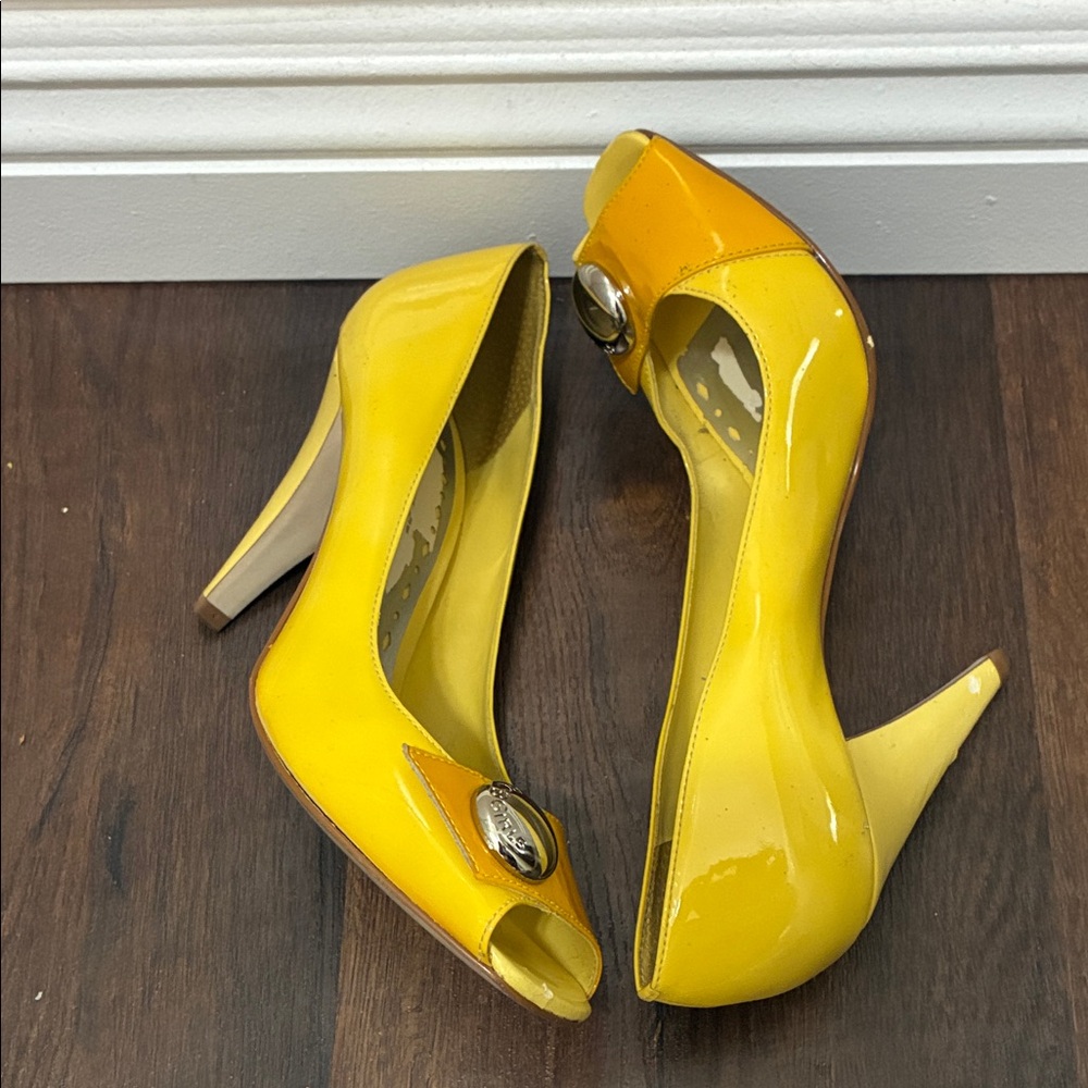 Vintage BCBGIRLS Canary Yellow Peep-Toe Patent Leather Pumps Silver Buttons 7.5